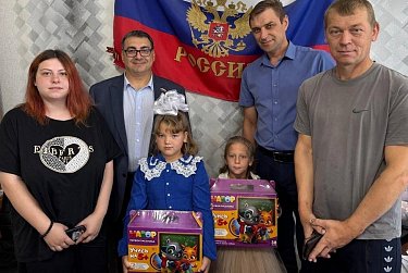 Депутаты собирают детей в школу